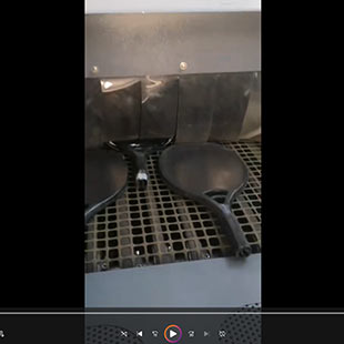 东莞客户案例：羽毛球拍输送式喷砂机工作视频