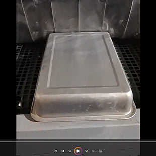 澳门客户案例：不锈钢盆输送式自动喷砂机工作视频