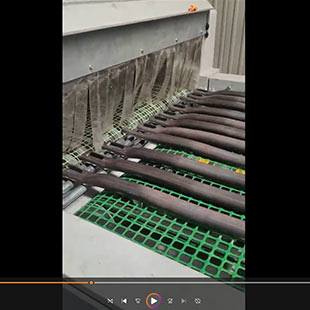 山东客户案例：铁杆输送式自动喷砂机工作视频