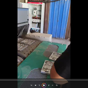 许昌客户案例：压铸件输送式自动喷砂机工作视频