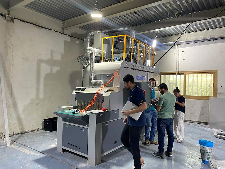 鑫百通出口迪拜自动喷砂机图片