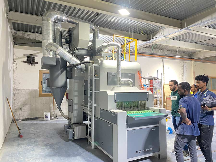 鑫百通出口迪拜自动喷砂机图片